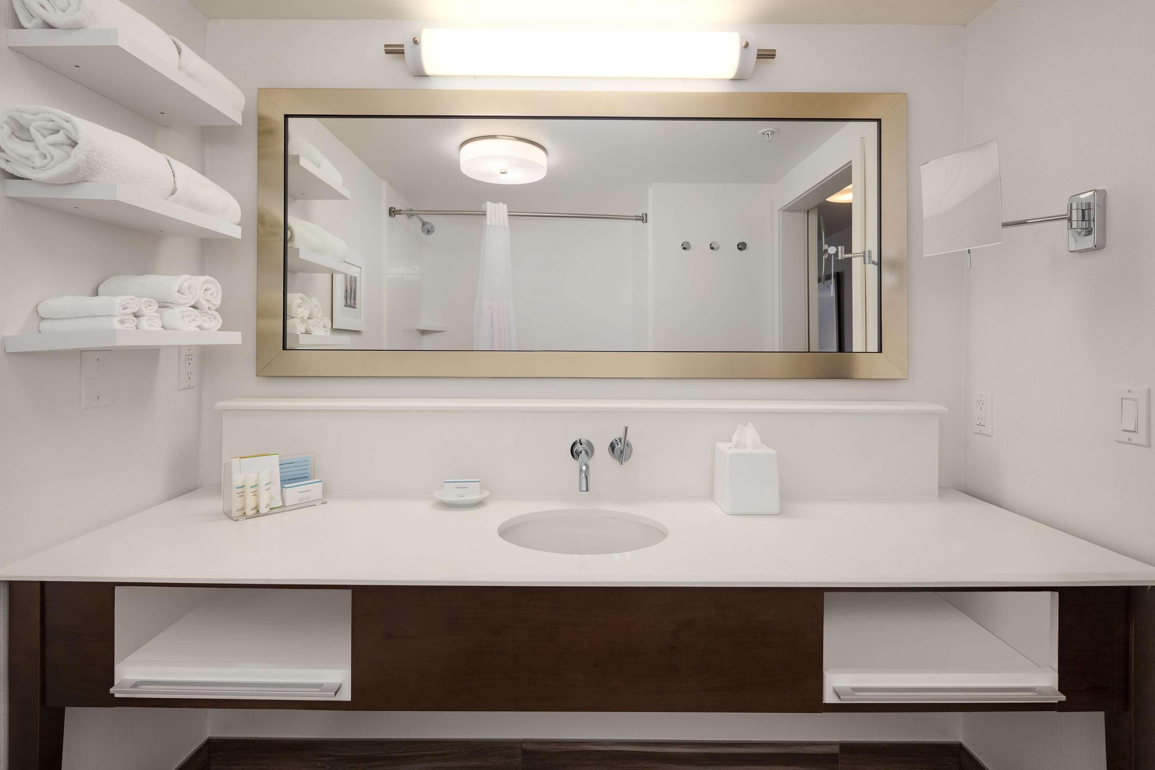 Hampton Inn & Suites Seattle North/Линвуд Экстерьер фото