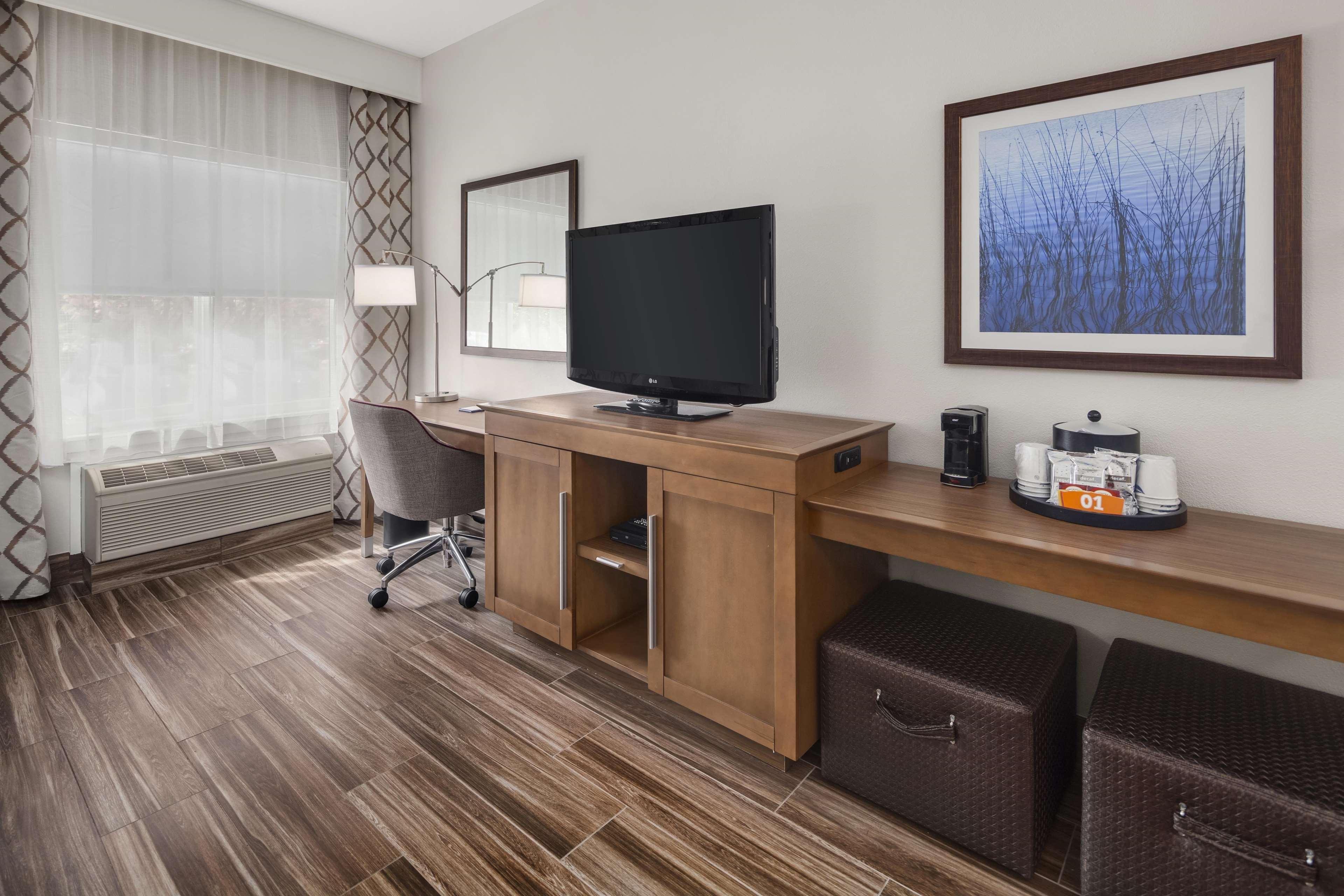 Hampton Inn & Suites Seattle North/Линвуд Экстерьер фото