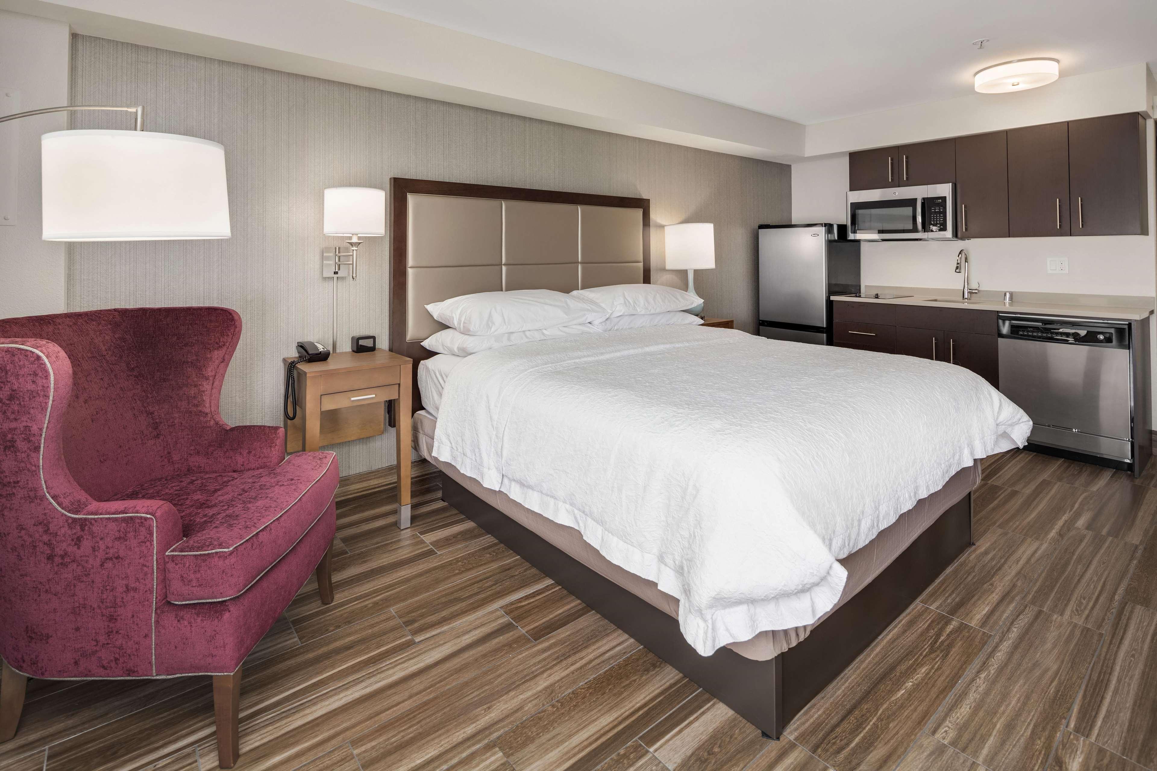 Hampton Inn & Suites Seattle North/Линвуд Экстерьер фото