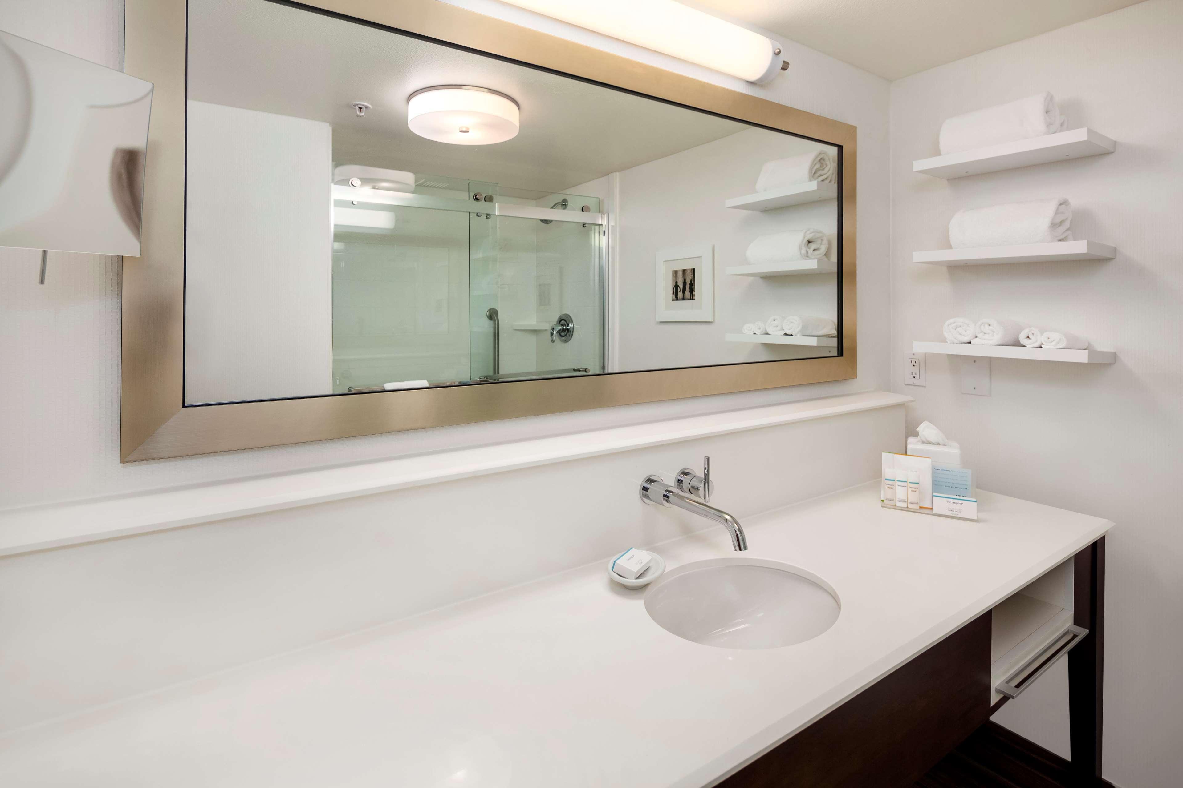 Hampton Inn & Suites Seattle North/Линвуд Экстерьер фото