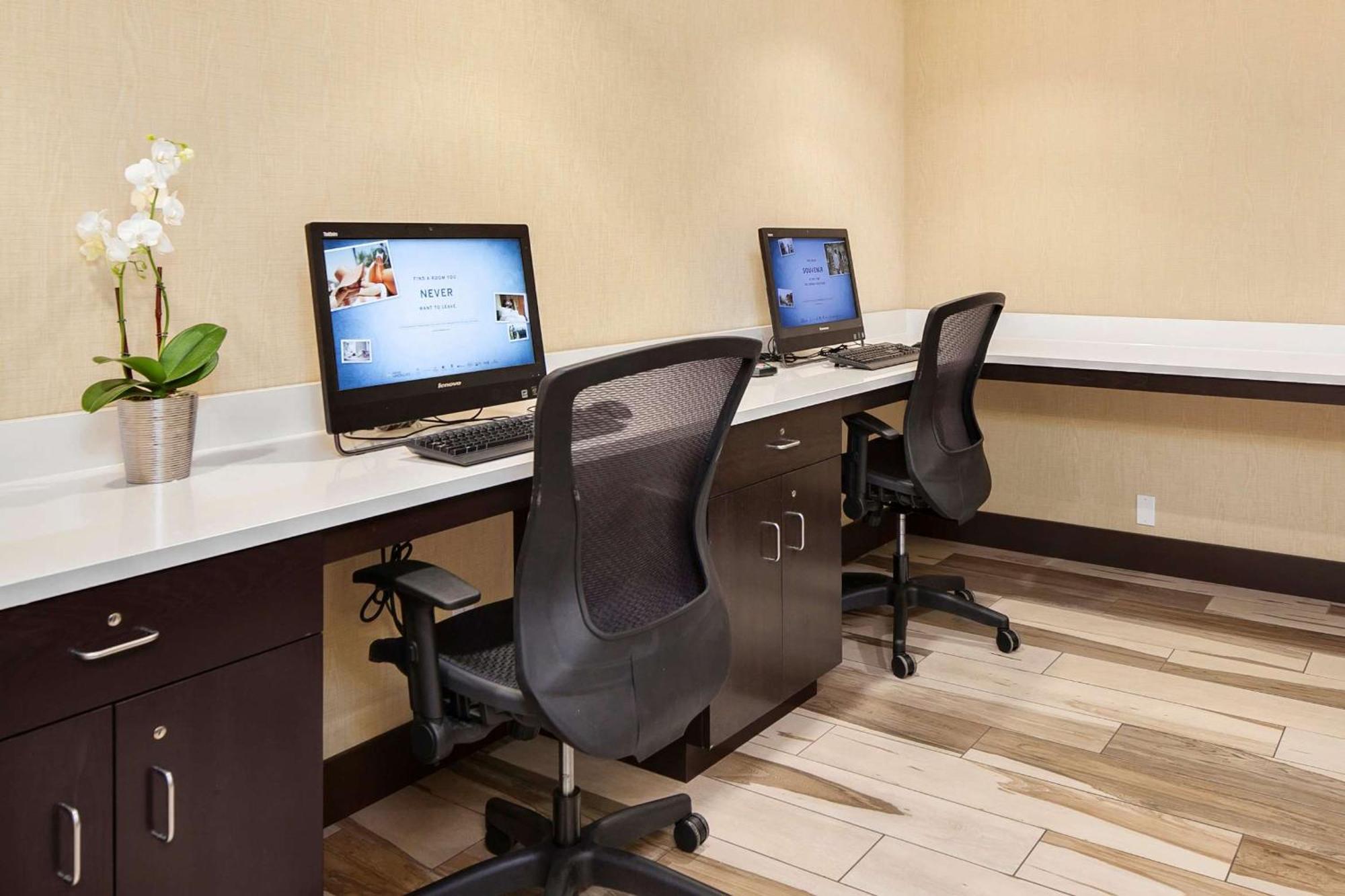 Hampton Inn & Suites Seattle North/Линвуд Экстерьер фото