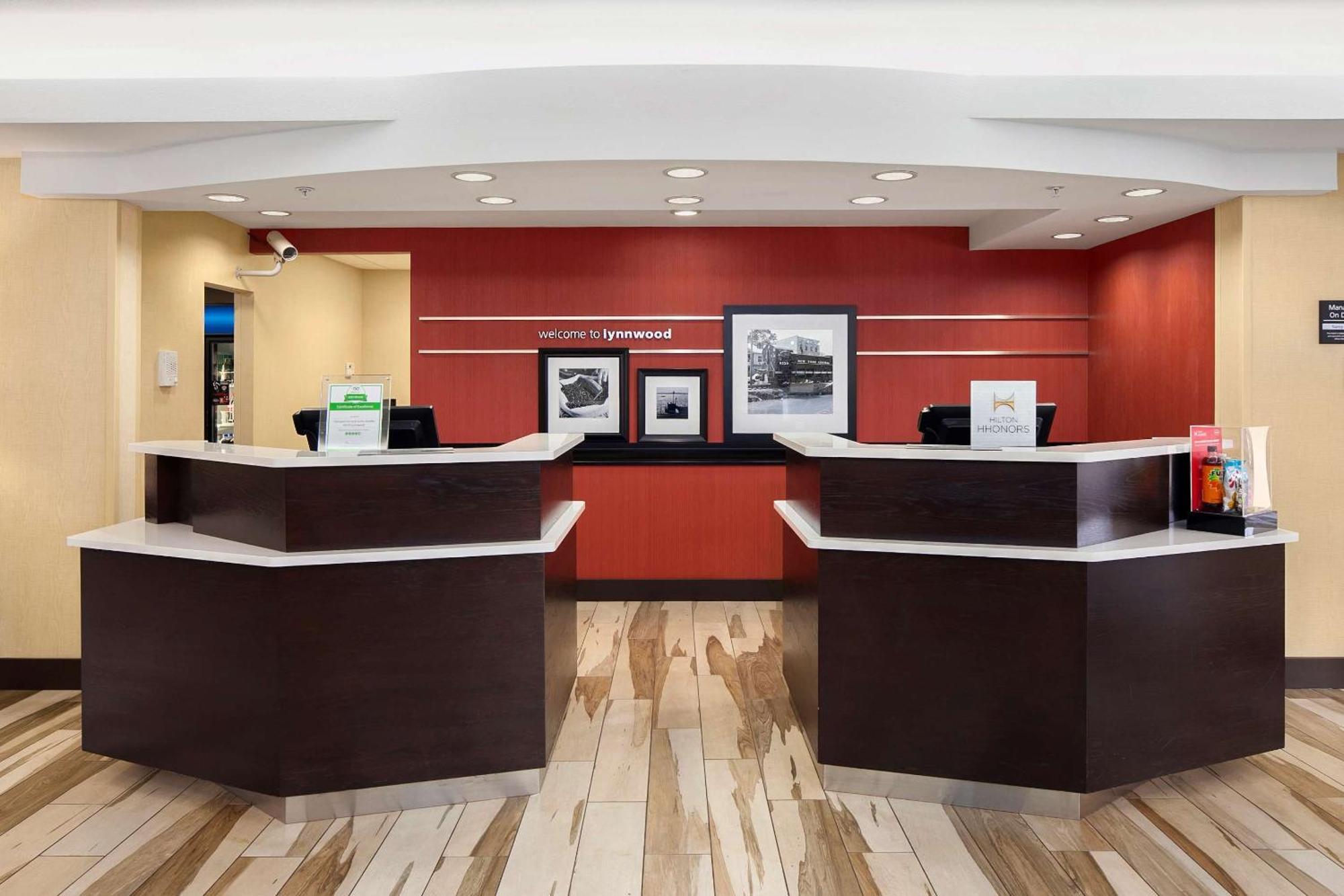 Hampton Inn & Suites Seattle North/Линвуд Экстерьер фото