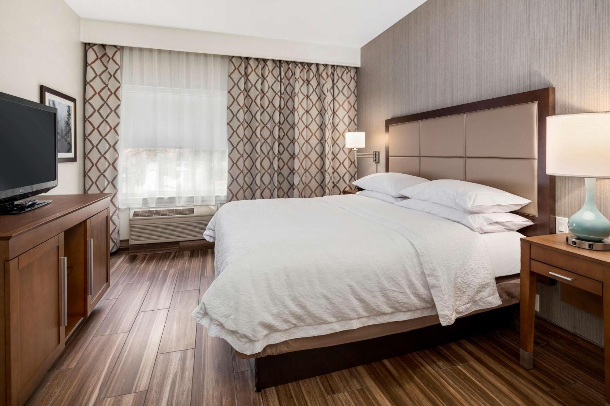 Hampton Inn & Suites Seattle North/Линвуд Экстерьер фото