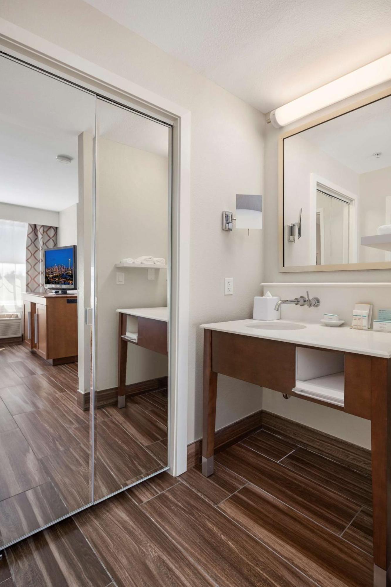 Hampton Inn & Suites Seattle North/Линвуд Экстерьер фото