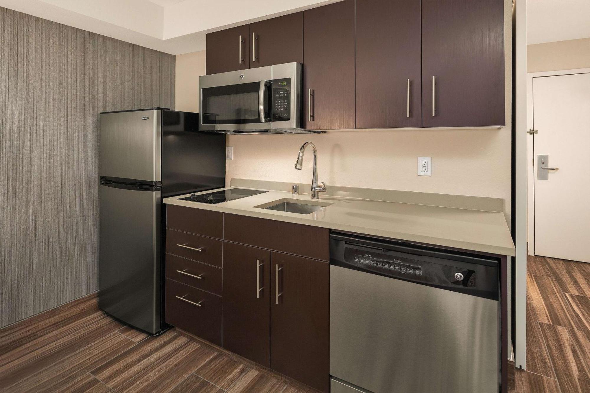 Hampton Inn & Suites Seattle North/Линвуд Экстерьер фото