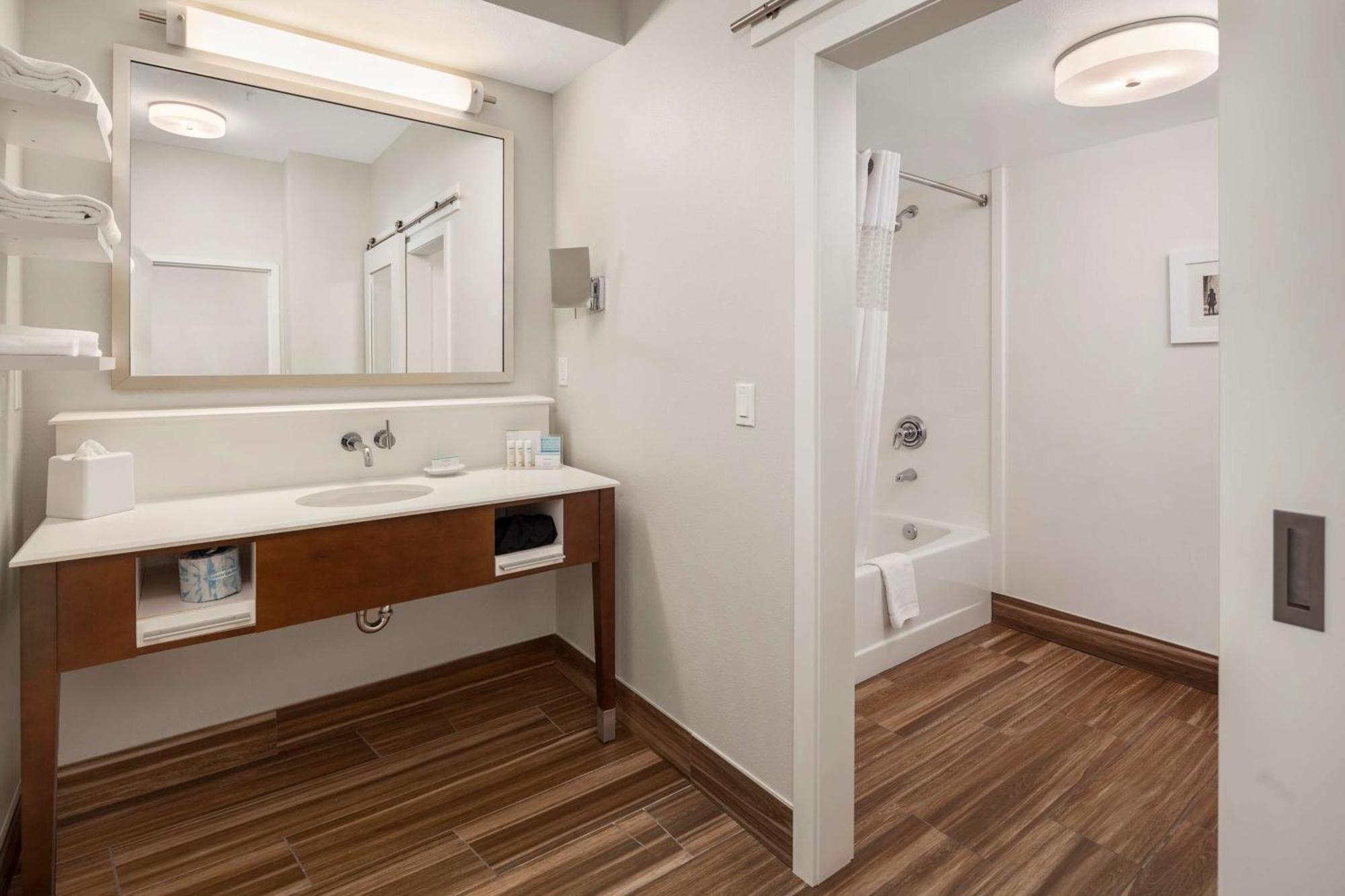 Hampton Inn & Suites Seattle North/Линвуд Экстерьер фото