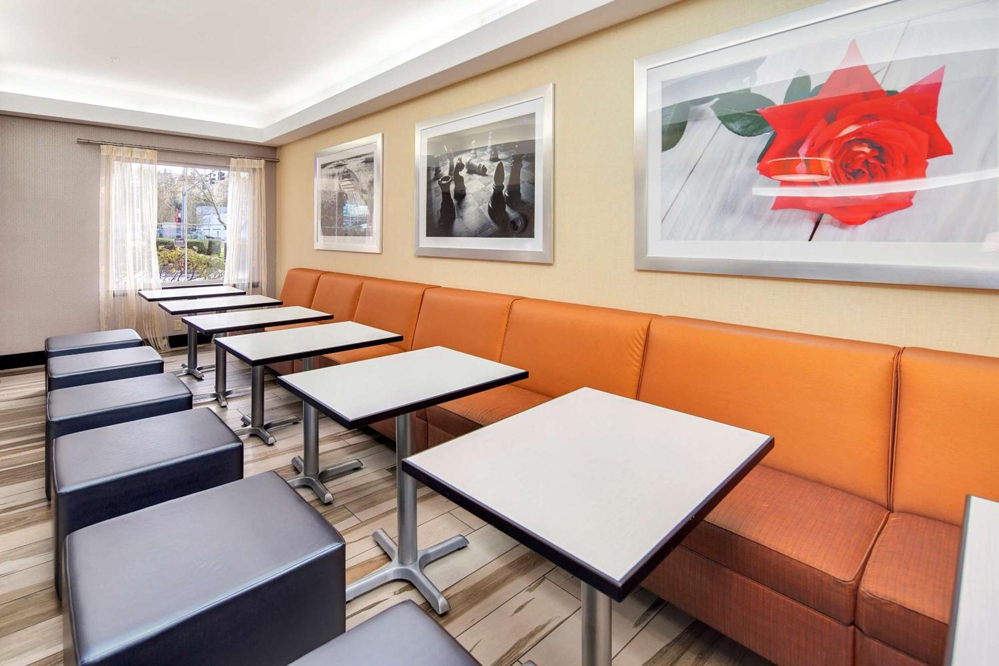 Hampton Inn & Suites Seattle North/Линвуд Экстерьер фото