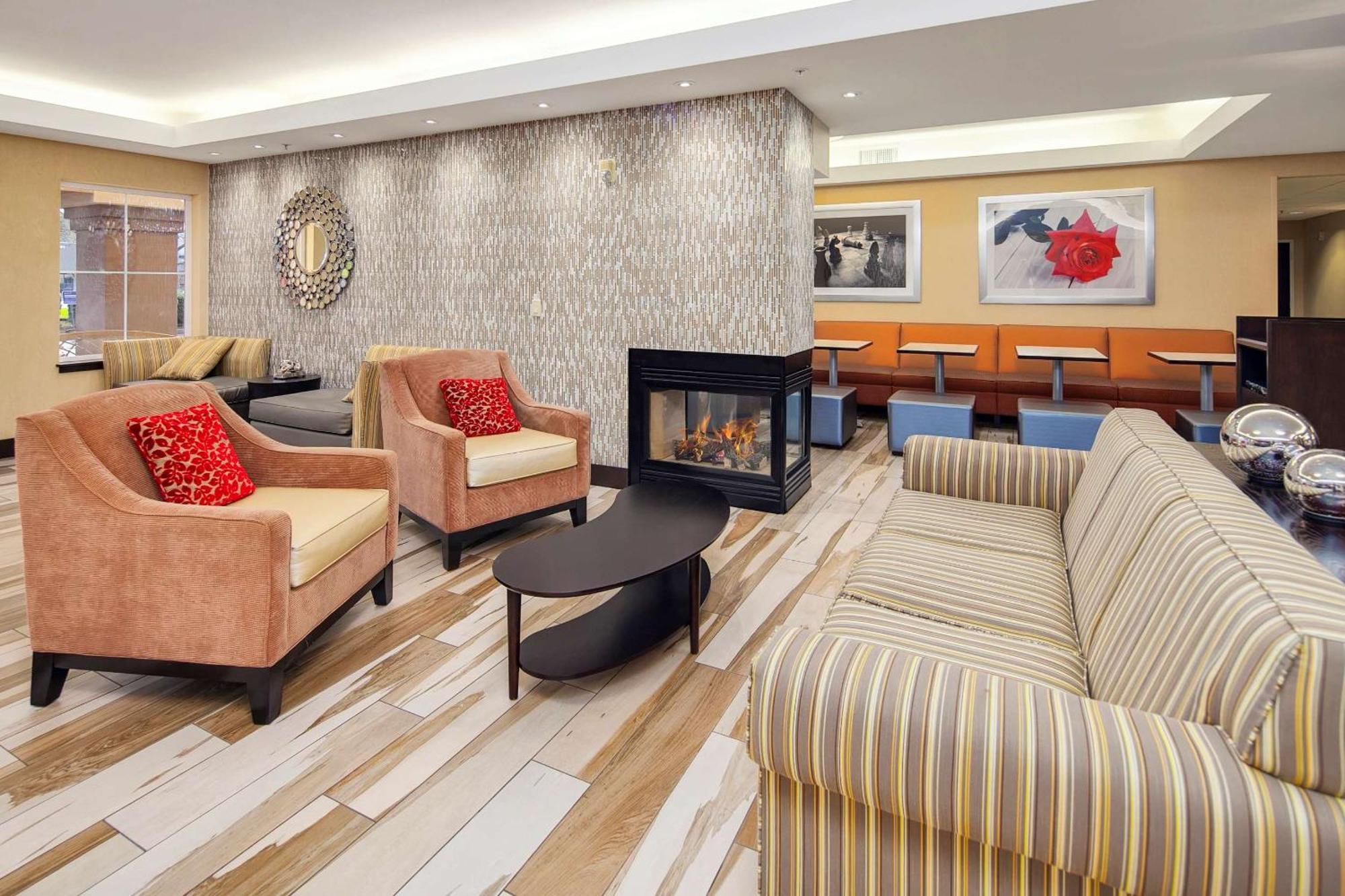 Hampton Inn & Suites Seattle North/Линвуд Экстерьер фото