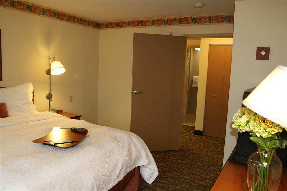 Hampton Inn & Suites Seattle North/Линвуд Номер фото